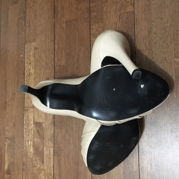 Used Guess size 8 nude peep toe pumps - Picture 4 of 6